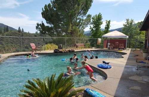 Redding House | Beautiful private ranch, near Shasta Lake and next to Sacramento River sleeps 42