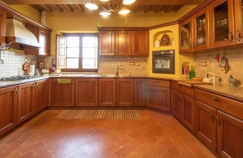 Umbertide Villa | Beautiful private villa for 10 people with WIFI, TV, balcony, pets allowed and parking