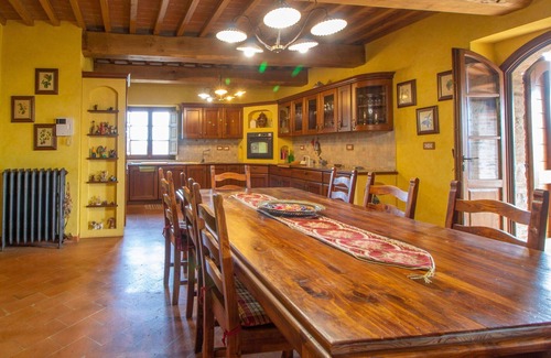 Umbertide Villa | Beautiful private villa for 10 people with WIFI, TV, balcony, pets allowed and parking