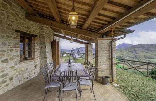Umbertide Villa | Beautiful private villa for 10 people with WIFI, TV, balcony, pets allowed and parking