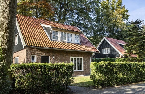 Losser House | Beautiful private villa for 16 guests with WIFI, TV, terrace and parking