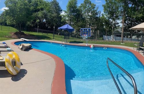 Ooltewah House | BEAUTIFUL quiet neighborhood poolside home suite.