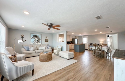 Matagorda House | Beautiful River House w/lighted fishing pier & great sunsets!