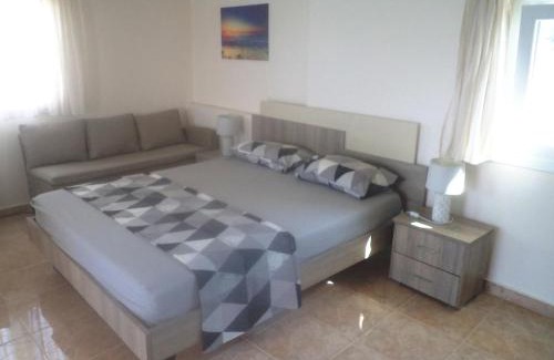 Kokkari Apartment | Beautiful rooftop with a hot tub