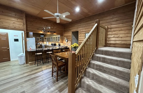 Scottsboro Cabin | Beautiful rustic lodge located on Lake Guntersville with private boat ramp/dock