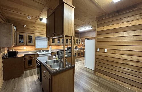 Scottsboro Cabin | Beautiful rustic lodge located on Lake Guntersville with private boat ramp/dock