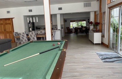 Palma Ceia West House | Beautiful S Tampa Home W/Heated Pool & Jacuzzi, Wi-Fi, Cable, DVD, pingpong,