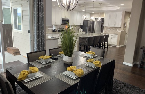 Cimarron Hills House | Beautiful Spacious Contemporary Craftsman Style Home