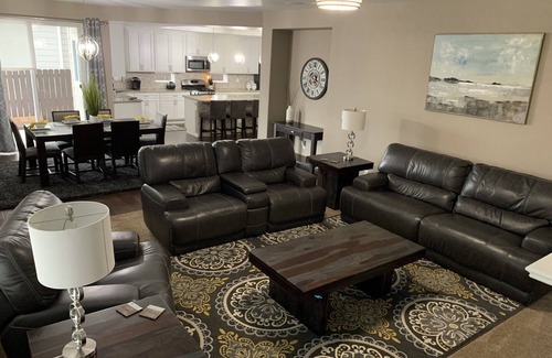 Cimarron Hills House | Beautiful Spacious Contemporary Craftsman Style Home