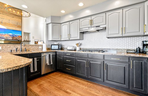 Briargate House | Beautiful views of the front range, and ample space to host large groups