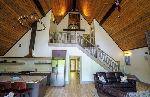 Logan Cabin | Beautiful views with lake access and zero stairs to the water!