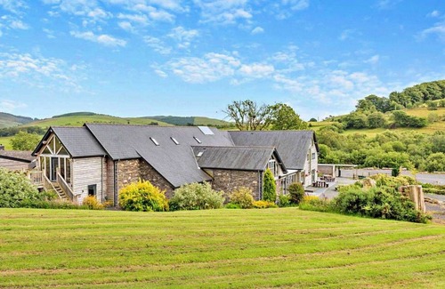 Devils Bridge House | Beautiful villa for 19 guests with WIFI, hot tub and pets allowed