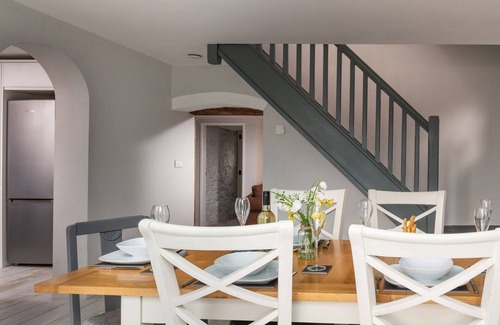 Caerwys House | Beautiful villa for 6 guests with WIFI, TV and pets allowed