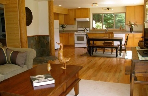 Butte Ski Chalet | Beautiful, Warm & Welcoming-Redwoods, River, Beaches includes Hot tub