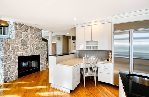 Annapolis House | Beautiful waterfront home on The Chesapeake Bay with private dock & beach access