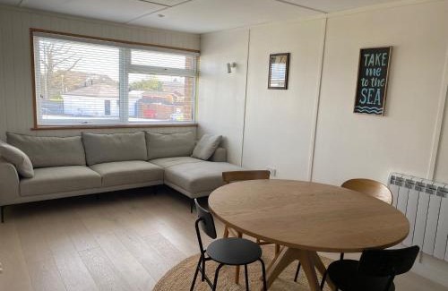 Scratby House | Beautifully appointed 2 storey chalet with access to outdoor swimming pool - 5 minute stroll to miles of sandy beach - Near to the Norfolk Broads & Great Yarmouth