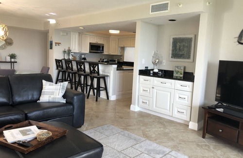 Mid Island Condo | Beautifully renovated and spacious 2BR+Den condo, on the bay, near the beach!