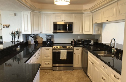 Mid Island Condo | Beautifully renovated and spacious 2BR+Den condo, on the bay, near the beach!