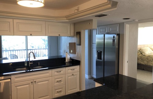 Mid Island Condo | Beautifully renovated and spacious 2BR+Den condo, on the bay, near the beach!