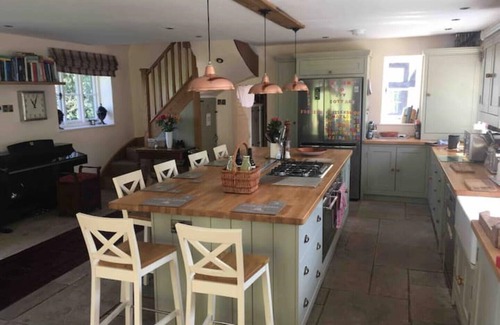 Denton Cottage | Beautifully Restored Tudor Cottage w large garden + Summerhouse. Family & pets!