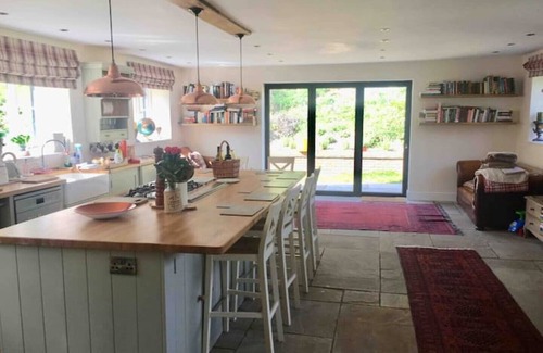 Denton Cottage | Beautifully Restored Tudor Cottage w large garden + Summerhouse. Family & pets!