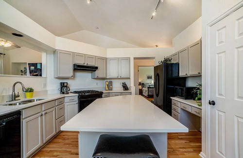 Castle Rock House | Beautifully Undated Home Under the "Rock" and 2 Minutes to Downtown