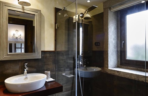 Camarinas Bed & Breakfast | Bed and Breakfast 'Cormorán' with Private Garden and Wi-Fi