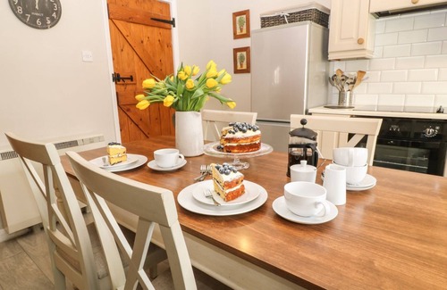 South Molton House | BEECHCROFT COTTAGE, pet friendly, with open fire in South Molton