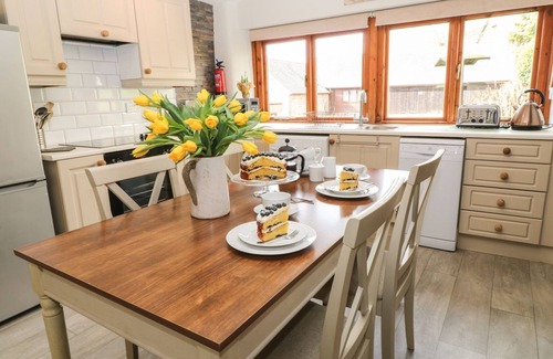 South Molton House | BEECHCROFT COTTAGE, pet friendly, with open fire in South Molton