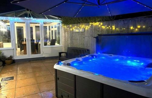 New Forest District House | Beechwood House, Hot Tub & Games Room, New Forest