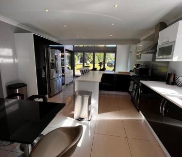 New Forest District House | Beechwood House, Hot Tub & Games Room, New Forest