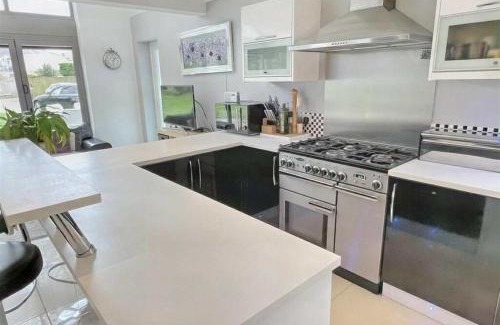 New Forest District House | Beechwood House, Hot Tub & Games Room, New Forest