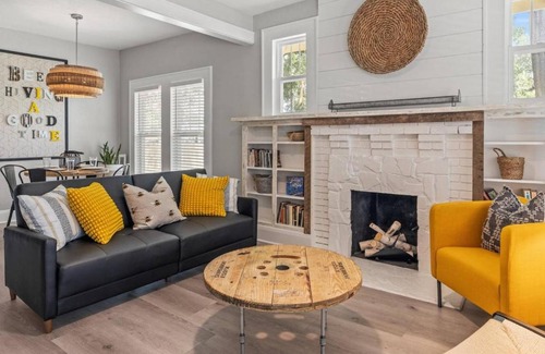 Tampa Heights House | BeeKeeper's Inn - Beautifully Renovated 1929 Bungalow with 2 Bedrooms on Brick Street near Tampa's Attractions