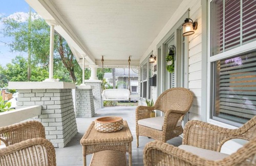 Tampa Heights House | BeeKeeper's Inn - Beautifully Renovated 1929 Bungalow with 2 Bedrooms on Brick Street near Tampa's Attractions