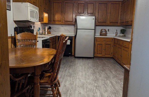 Tamms House | Beer and s'mores anyone? We've got you! Hunting cabin meets weekend hideout.