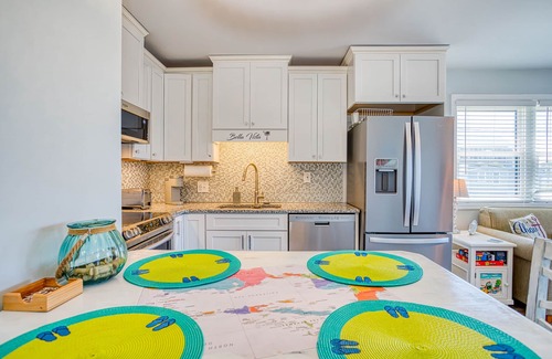 Garden City Condo | Bella Vista: Marshfront Condo 1 Block To The Beach. Pool & Hot Tub-1st Floor!