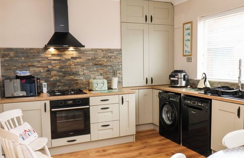 Marske-by-the-Sea Cottage | BENJAMIN COTTAGE, pet friendly, with open fire in Marske-By-The-Sea