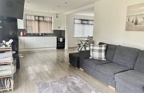 Withernsea House | BeRo Bungalow: Spacious Seaside Retreat with HotTub