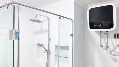 Petamburan Apartment | Best Modern 1BR at Semanggi Apartment By Travelio