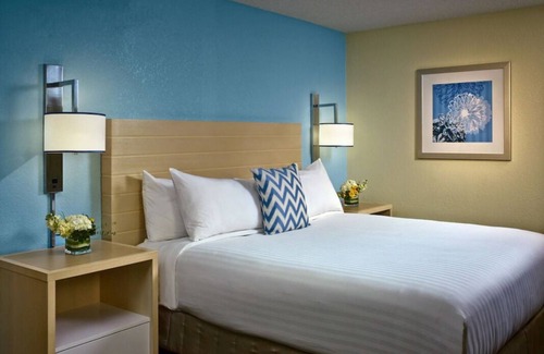 Chesterfield House | Best Place to Stay in Chesterfield! Kitchen, Free Breakfast, Pets Allowed