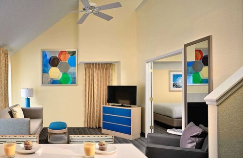 Chesterfield House | Best Place to Stay in Chesterfield! Kitchen, Free Breakfast, Pets Allowed