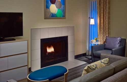 Chesterfield House | Best Place to Stay in Chesterfield! Kitchen, Free Breakfast, Pets Allowed