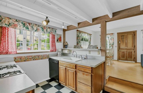 Balboa Island Cottage | Best Value on Balboa Island, Classic Cottage w/Amenities, Walk to Beach and Marine Avenue