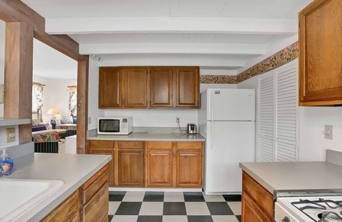 Balboa Island Cottage | Best Value on Balboa Island, Classic Cottage w/Amenities, Walk to Beach and Marine Avenue