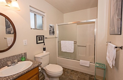 Jamestown House | Best Value on Main St Queen Bed TV DVD-Entire home