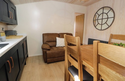 Llanelidan Cottage | BETSI (LODGE 1), pet friendly, with hot tub in Corwen