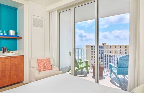 Hollywood Hotel | Better Choice for your Vacation! 4 Relaxing Units, Pool, Beachfront Property!