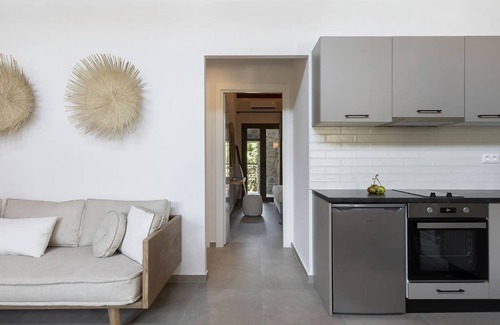 Sourpi House | BH1007 - C - Suite Magnisia