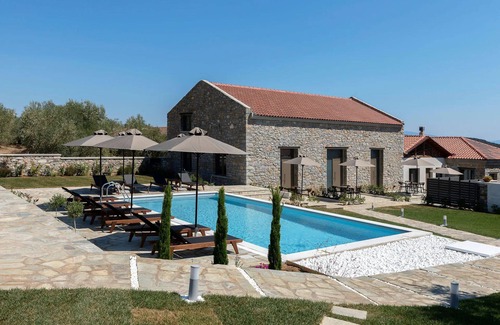 Sourpi House | BH1007 - C - Suite Magnisia