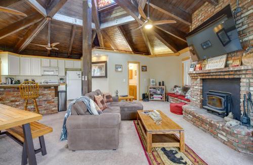 Upper Moonridge House | Big Bear Cabin with Hot Tub Less Than 3 Mi to Skiing!